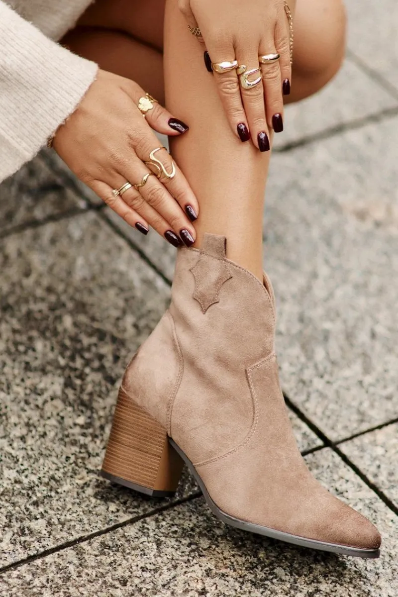 Czarne Botki|Botki Zimowe Damskie>Buty damskie Vinceza Botki Kowbojki Na Słupku Ocieplane Z Eko Zamszu Vinceza 58345 Ciemnobeżowe