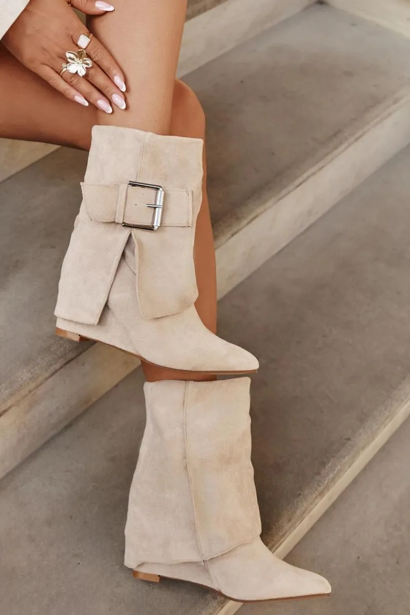 Sale Boto Botki Na Koturnie Z Wywiniętą Cholewką I Klamrą Eko Zamszowe Beżowe Vortinia