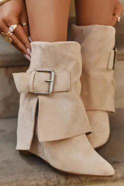 Sale Boto Botki Na Koturnie Z Wywiniętą Cholewką I Klamrą Eko Zamszowe Beżowe Vortinia