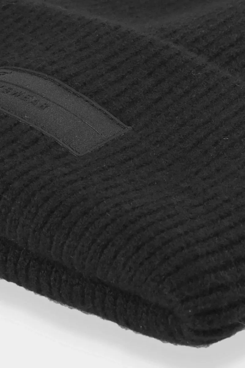 Okrycia Głowy>4F Czapka Zimowa Damska Z Logo AW23ACAPF295-20S Czarna