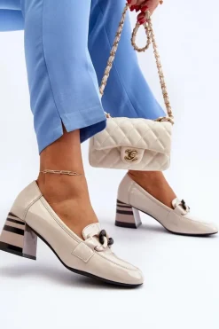 Outlet Buty damskie Vinceza Czółenka Lakierowane Z Łańcuchem Beżowe Paliotte