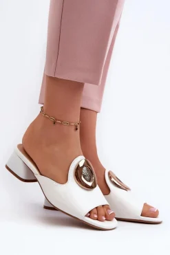 Sale Boto Eleganckie Lakierowane Klapki Damskie Na Niskim Obcasie Ze Złotą Ozdobą Białe Uzimila