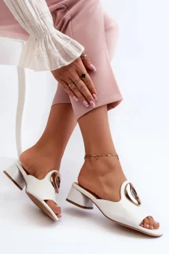 Sale Boto Eleganckie Lakierowane Klapki Damskie Na Niskim Obcasie Ze Złotą Ozdobą Białe Uzimila