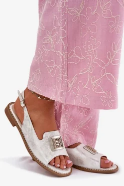 Sandały Płaskie></noscript>Damskie buty S.Barski Eleganckie Sandały Damskie Na Płaskim Obcasie Z Ozdobą S.Barski KV51-082 Srebrne Srebrny