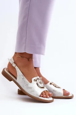 Sandały Płaskie></noscript>Damskie buty S.Barski Eleganckie Sandały Damskie Ze Złotą Ozdobą Na Płaskim Obcasie Srebrne S.Barski KV27-053