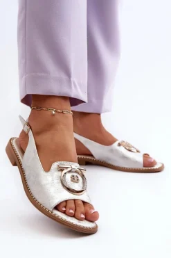 Sandały Płaskie></noscript>Damskie buty S.Barski Eleganckie Sandały Damskie Ze Złotą Ozdobą Na Płaskim Obcasie Srebrne S.Barski KV27-053