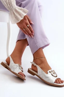 Sandały Płaskie></noscript>Damskie buty S.Barski Eleganckie Sandały Damskie Ze Złotą Ozdobą Na Płaskim Obcasie Srebrne S.Barski KV27-053