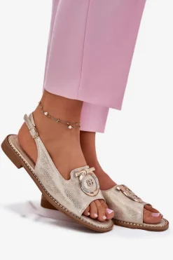 Sandały Płaskie></noscript>Damskie buty S.Barski Eleganckie Sandały Z Ozdobą Na Płaskim Obcasie S.Barski KV51-003 Złote Złoty