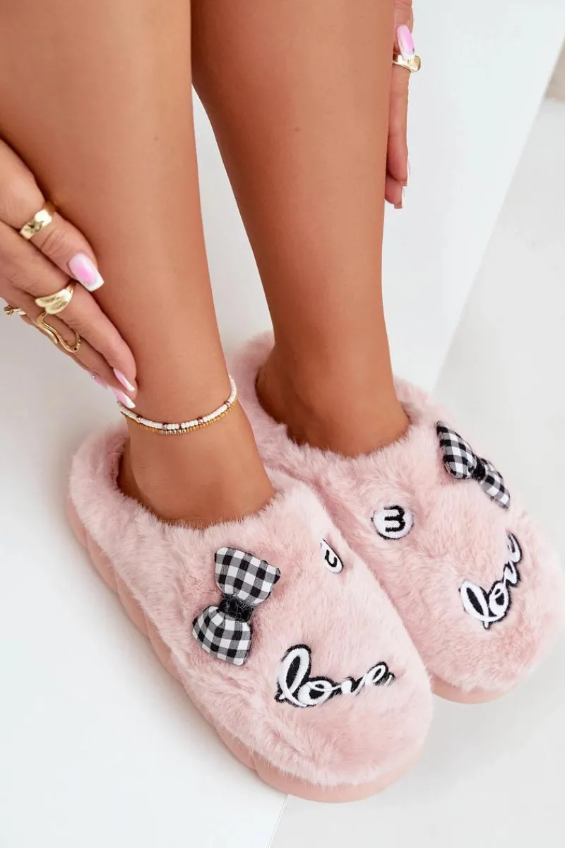 Kapcie Klasyczne>Boto Futrzane Kapcie Damskie Z Naszywkami I Kokardką Różowe Linnorelia Różowy