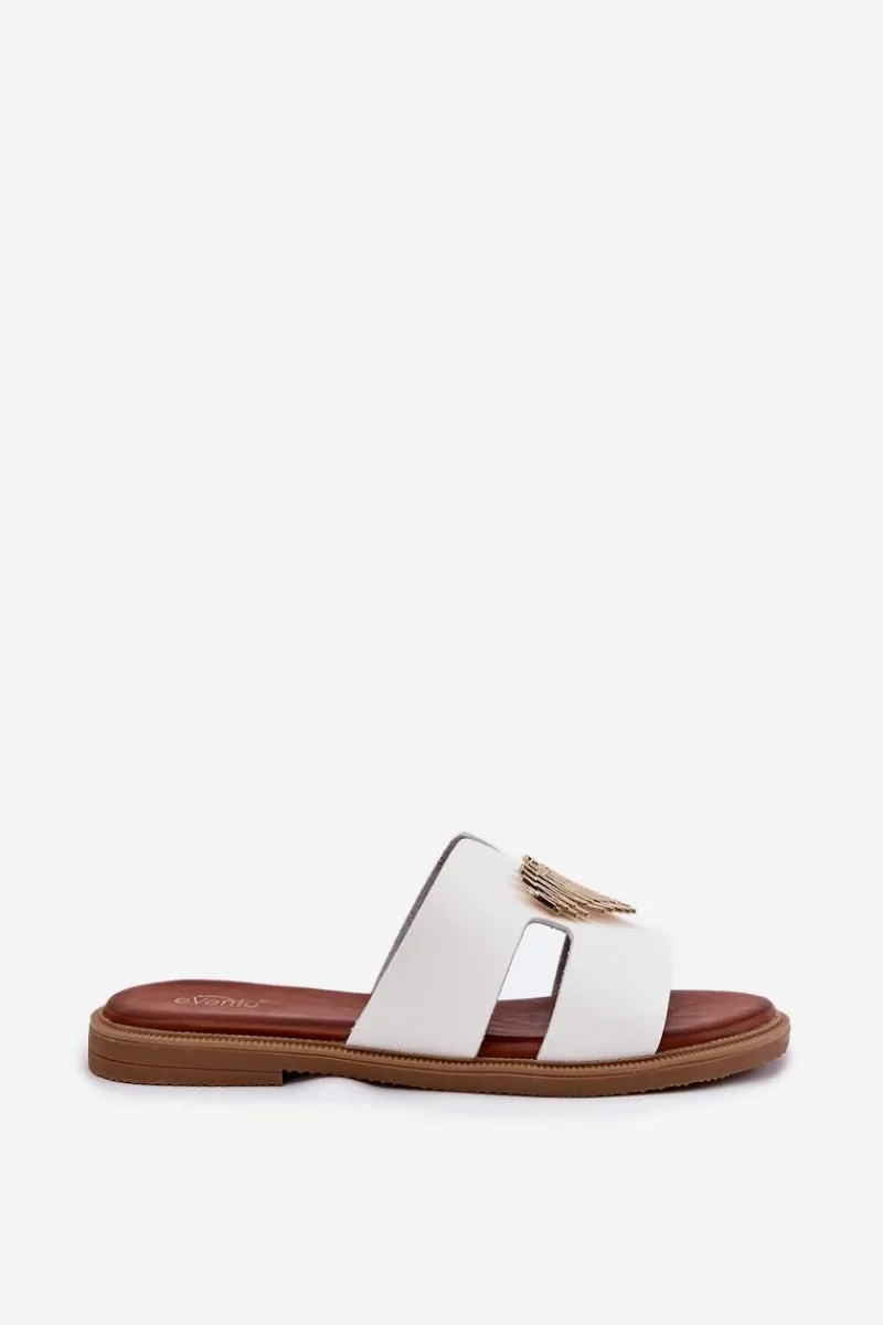 Klapki Damskie Klasyczne>Evento Klapki Damskie Na Płaskim Obcasie Ze Złotą Ozdobą Białe Karinma Biały