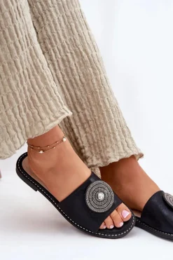 Sale Klapki Damskie Na Płaskim Obcasie Z Ozdobą S.Barski KV51-013 Czarne Damskie Klapki Damskie Klasyczne