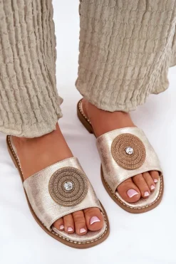 Klapki Damskie Klasyczne></noscript>Damskie buty S.Barski Klapki Damskie Na Płaskim Obcasie Z Ozdobą S.Barski KV51-013 Złote Złoty