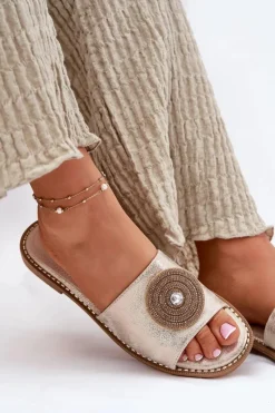 Klapki Damskie Klasyczne></noscript>Damskie buty S.Barski Klapki Damskie Na Płaskim Obcasie Z Ozdobą S.Barski KV51-013 Złote Złoty