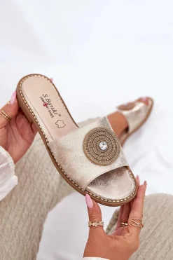 Klapki Damskie Klasyczne></noscript>Damskie buty S.Barski Klapki Damskie Na Płaskim Obcasie Z Ozdobą S.Barski KV51-013 Złote Złoty