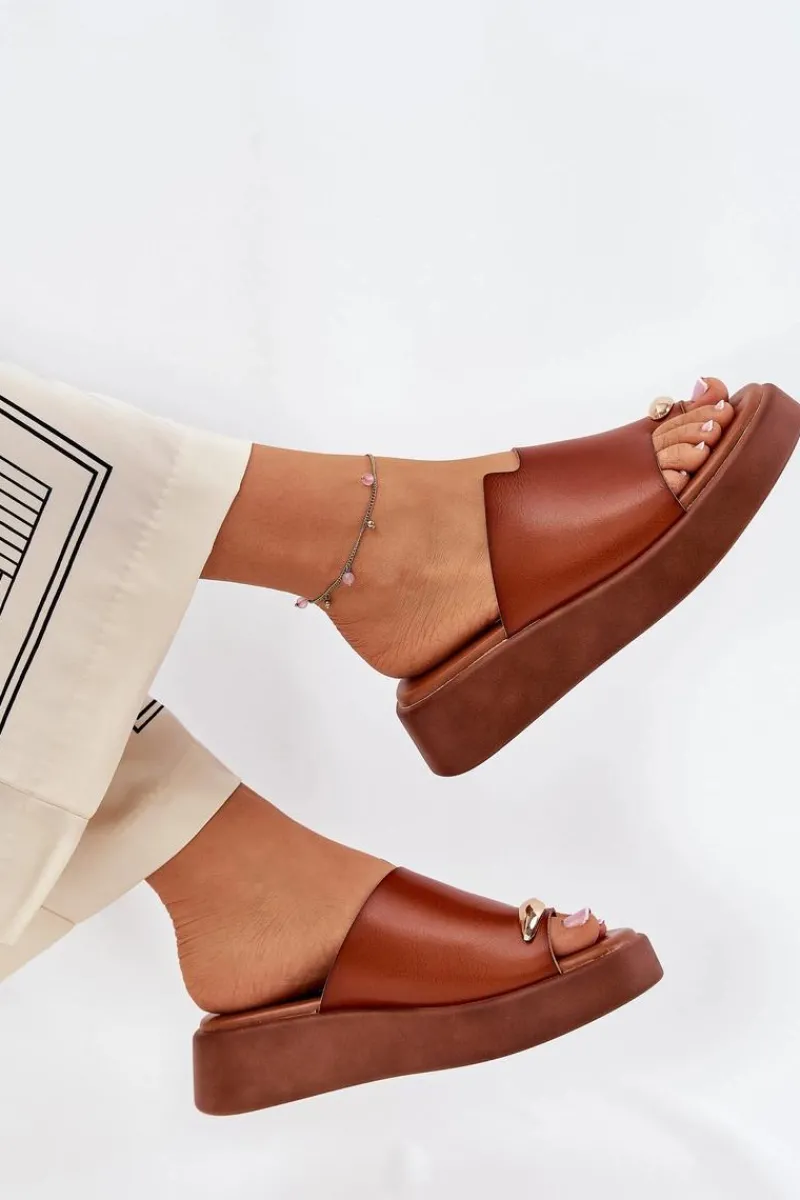 Discount Klapki Damskie Na Platformie I Niskim Koturnie Z Ozdobnym Detalem Camel Saqesse Damskie Klapki Na Koturnie|Klapki Na Platformie