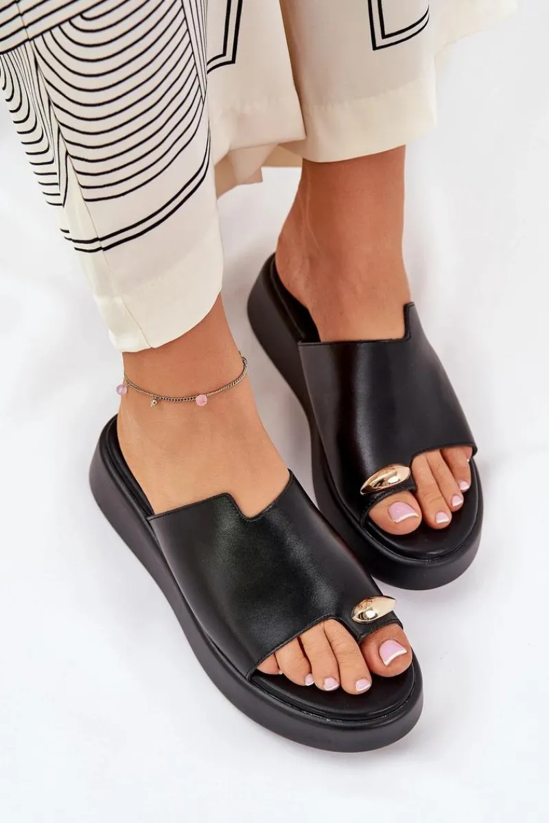 Best Klapki Damskie Na Platformie I Niskim Koturnie Z Ozdobnym Detalem Czarne Saqesse Damskie Klapki Na Koturnie|Klapki Na Platformie