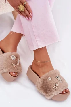 Online Boto Klapki Damskie Na Platformie Z Futerkiem I Złotymi Przypinkami Beżowe Livira