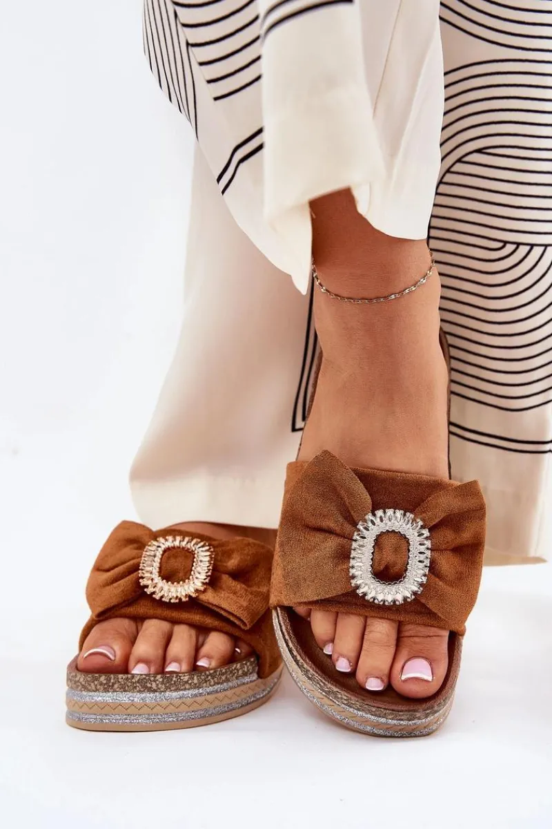 Boto Klapki Damskie Na Platformie Z Kokardką I Ozdobną Broszką Camel Lenela Brązowy