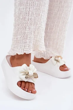 Hot Boto Klapki Damskie Piankowe Na Platformie Z Kokardką I Broszką Białe Marlize