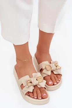 Discount Klapki Damskie Z Kokardą I Złotą Broszką Jasnobeżowe Lynara Damskie Klapki Na Platformie|Klapki Damskie Klasyczne