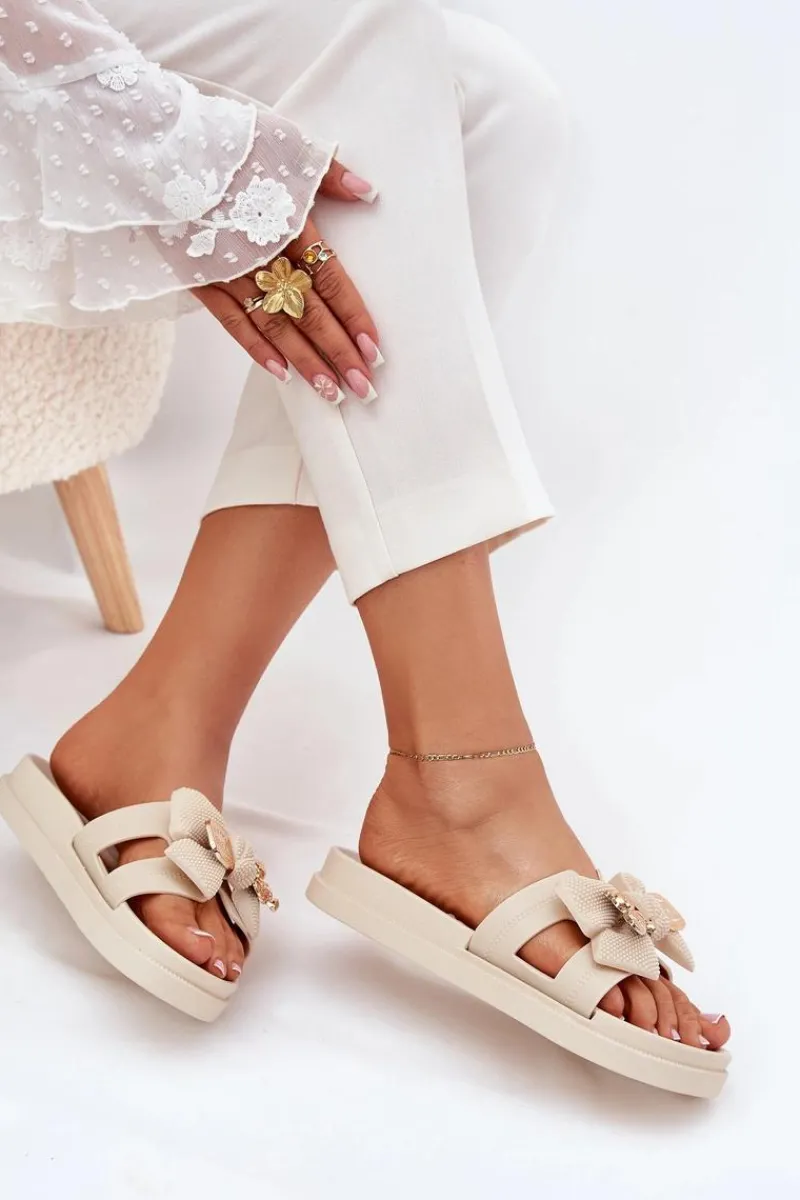 Discount Klapki Damskie Z Kokardą I Złotą Broszką Jasnobeżowe Lynara Damskie Klapki Na Platformie|Klapki Damskie Klasyczne