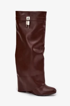 Kozaki Ocieplane|Kozaki Na Koturnie></noscript>Boto Kozaki Damskie Na Koturnie Z Paskiem I Srebrnym Detalem Eko Skórzane Brązowe Korivelle Brązowy