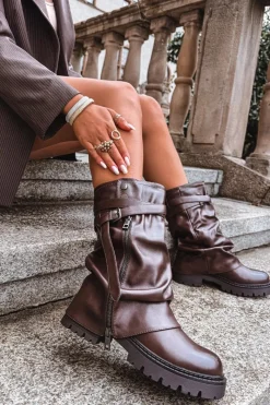 Hot Kozaki Damskie Z Wywiniętą Cholewką Do Połowy Łydki Z Paskiem Czekoladowe Darisa Damskie Kozaki Z Wywiniętą Cholewką|Kozaki Płaskie