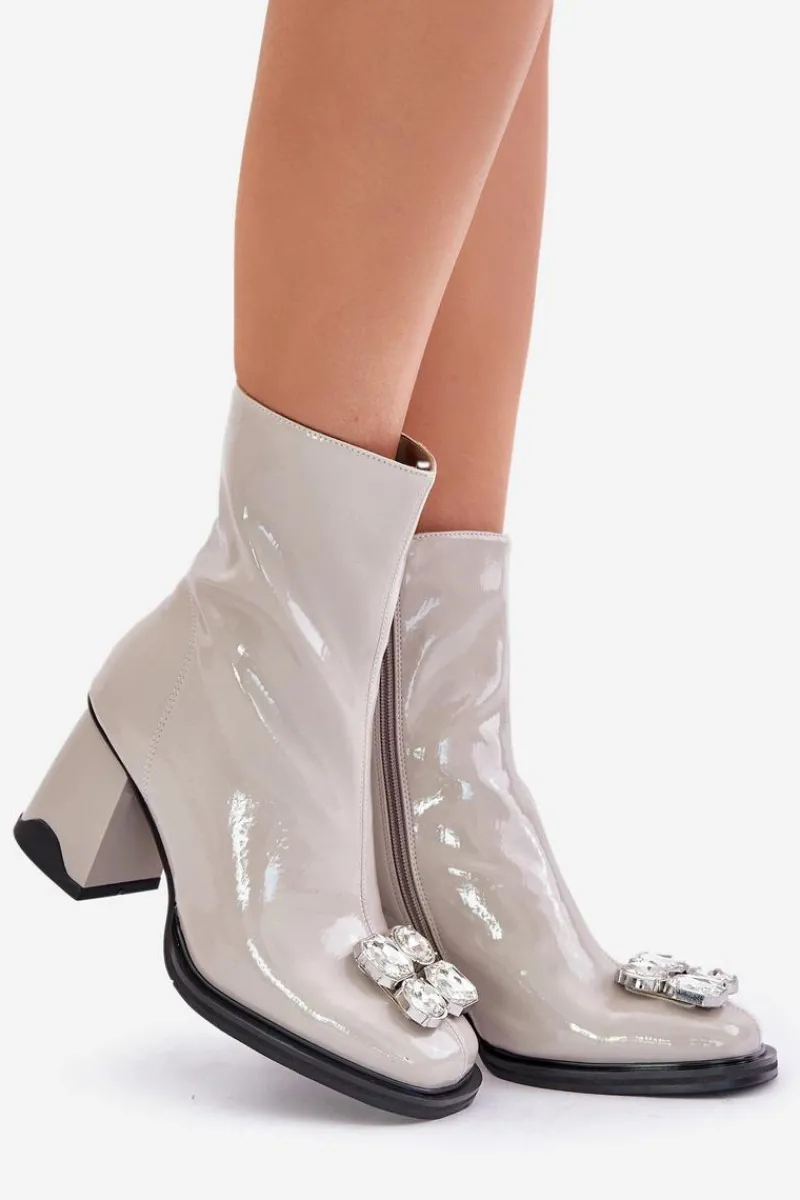 Botki Ocieplane|Botki Na Obcasie>Damskie buty S.Barski Lakierowane Botki Damskie Na Słupku Z Ozdobą D&A MR880-019 Jasnoszare Szary