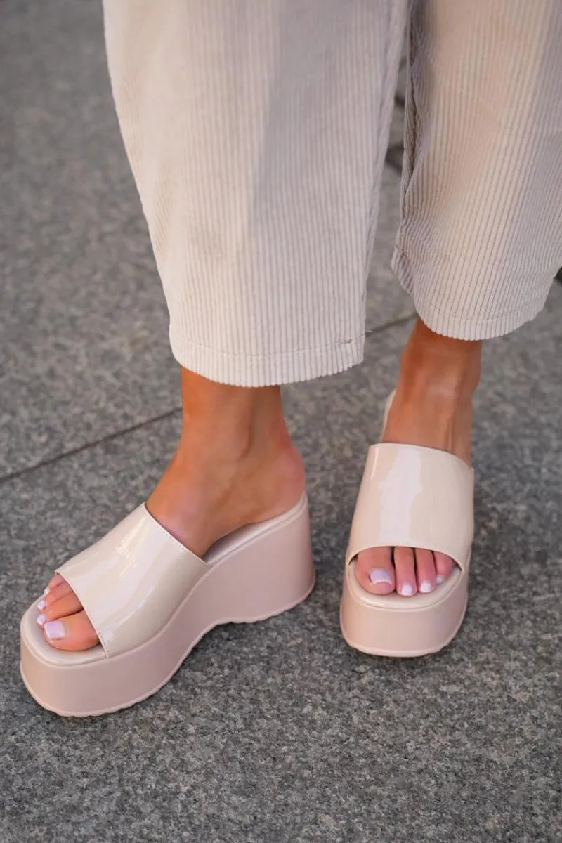 Discount Lakierowane Klapki Damskie Na Platformie I Koturnie Beżowe Nellevia Damskie Klapki Na Koturnie|Klapki Na Platformie
