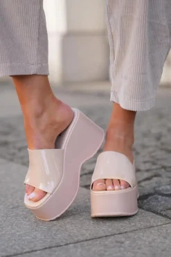 Discount Lakierowane Klapki Damskie Na Platformie I Koturnie Beżowe Nellevia Damskie Klapki Na Koturnie|Klapki Na Platformie