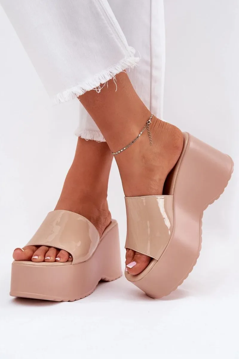 Discount Lakierowane Klapki Damskie Na Platformie I Koturnie Beżowe Nellevia Damskie Klapki Na Koturnie|Klapki Na Platformie