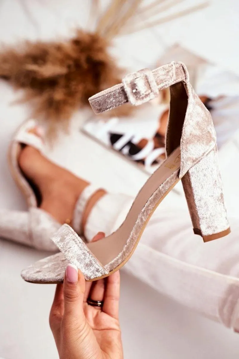 Lu Boo Sandałki Welurowe Beżowe Na Słupku Catherine Damskie Sandały Na Obcasie