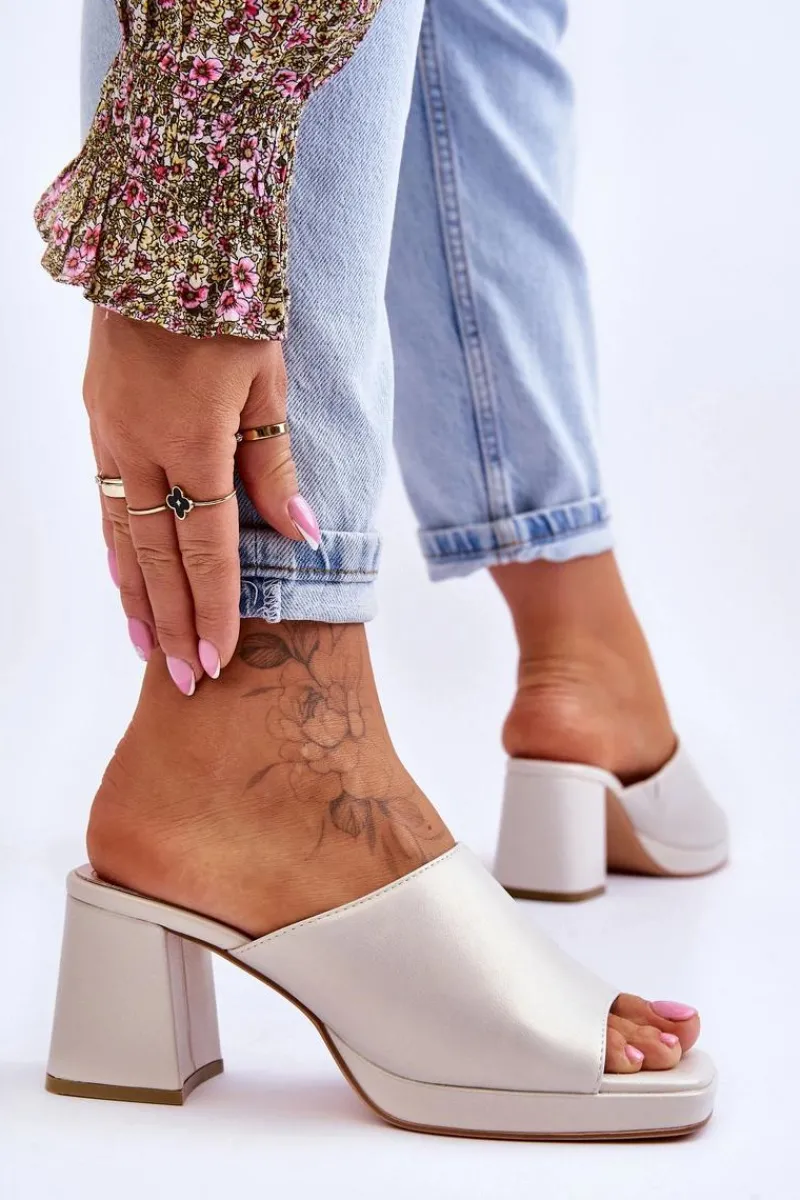 Modne Klapki Na Obcasie Sergio Leone KL322 Perłowe Damskie Klapki Na Obcasie