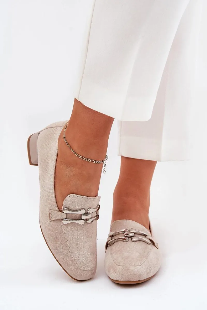 Outlet Mokasyny Z Ozdobą Na Delikatnym Obcasie Eko Zamszowe Jasnobeżowe Pillitha Damskie Mokasyny Damskie Zamszowe