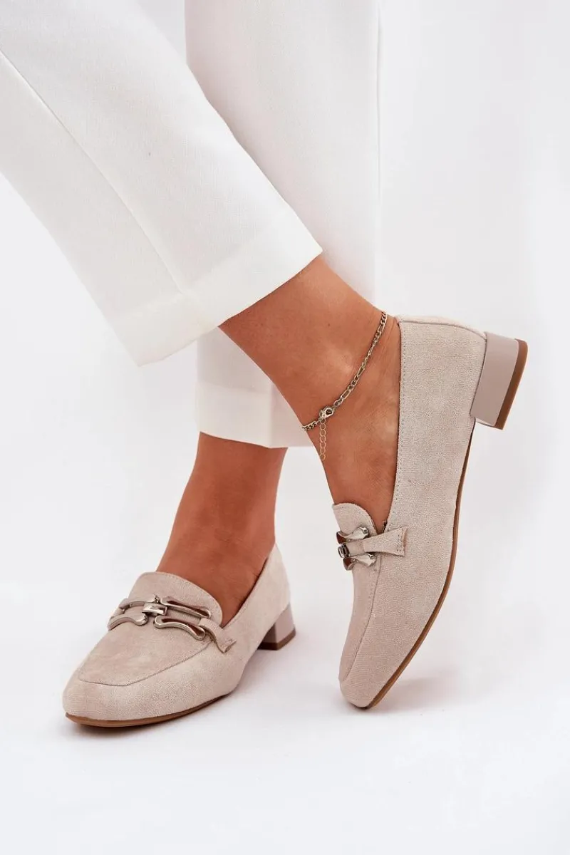 Outlet Mokasyny Z Ozdobą Na Delikatnym Obcasie Eko Zamszowe Jasnobeżowe Pillitha Damskie Mokasyny Damskie Zamszowe