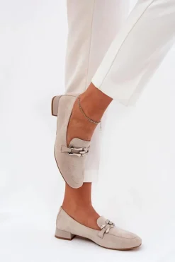 Outlet Mokasyny Z Ozdobą Na Delikatnym Obcasie Eko Zamszowe Jasnobeżowe Pillitha Damskie Mokasyny Damskie Zamszowe