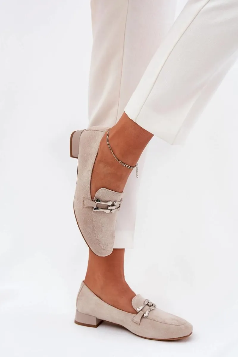 Outlet Mokasyny Z Ozdobą Na Delikatnym Obcasie Eko Zamszowe Jasnobeżowe Pillitha Damskie Mokasyny Damskie Zamszowe