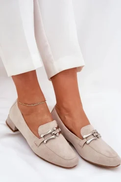 Outlet Mokasyny Z Ozdobą Na Delikatnym Obcasie Eko Zamszowe Jasnobeżowe Pillitha Damskie Mokasyny Damskie Zamszowe