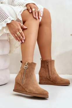 Ocieplane Botki Na Koturnie Z Ozdobnym Zamkiem Eko Zamszowe Camel Leretha Damskie Botki Ocieplane|Botki Na Koturnie