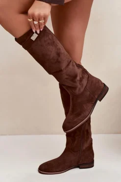 Kozaki Ocieplane|Kozaki Płaskie></noscript>Boto Ocieplane Kozaki Damskie Na Płaskim Obcasie Z Paskiem I Srebrnym Detalem Brązowe Geraline