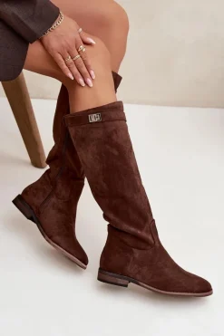 Kozaki Ocieplane|Kozaki Płaskie></noscript>Boto Ocieplane Kozaki Damskie Na Płaskim Obcasie Z Paskiem I Srebrnym Detalem Brązowe Geraline