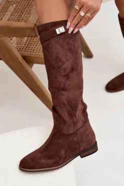 Kozaki Ocieplane|Kozaki Płaskie></noscript>Boto Ocieplane Kozaki Damskie Na Płaskim Obcasie Z Paskiem I Srebrnym Detalem Brązowe Geraline