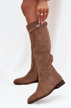 Sale Ocieplane Kozaki Damskie Na Płaskim Obcasie Z Paskiem I Srebrnym Detalem Ciemnobeżowe Geraline Damskie Kozaki Ocieplane|Kozaki Płaskie