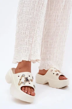 Sale Boto Piankowe Klapki Damskie Na Masywnej Platformie Ze Złotymi Przypinkami Ecru Ivoriel