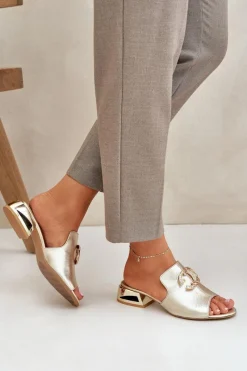 Klapki Na Obcasie|Klapki Damskie Klasyczne></noscript>Laura Messi Skórzane Eleganckie Klapki Damskie Na Niskim Obcasie 2874 Złote