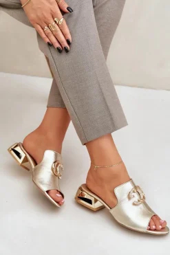 Klapki Na Obcasie|Klapki Damskie Klasyczne></noscript>Laura Messi Skórzane Eleganckie Klapki Damskie Na Niskim Obcasie 2874 Złote