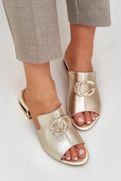 Klapki Na Obcasie|Klapki Damskie Klasyczne></noscript>Laura Messi Skórzane Eleganckie Klapki Damskie Na Niskim Obcasie 2874 Złote