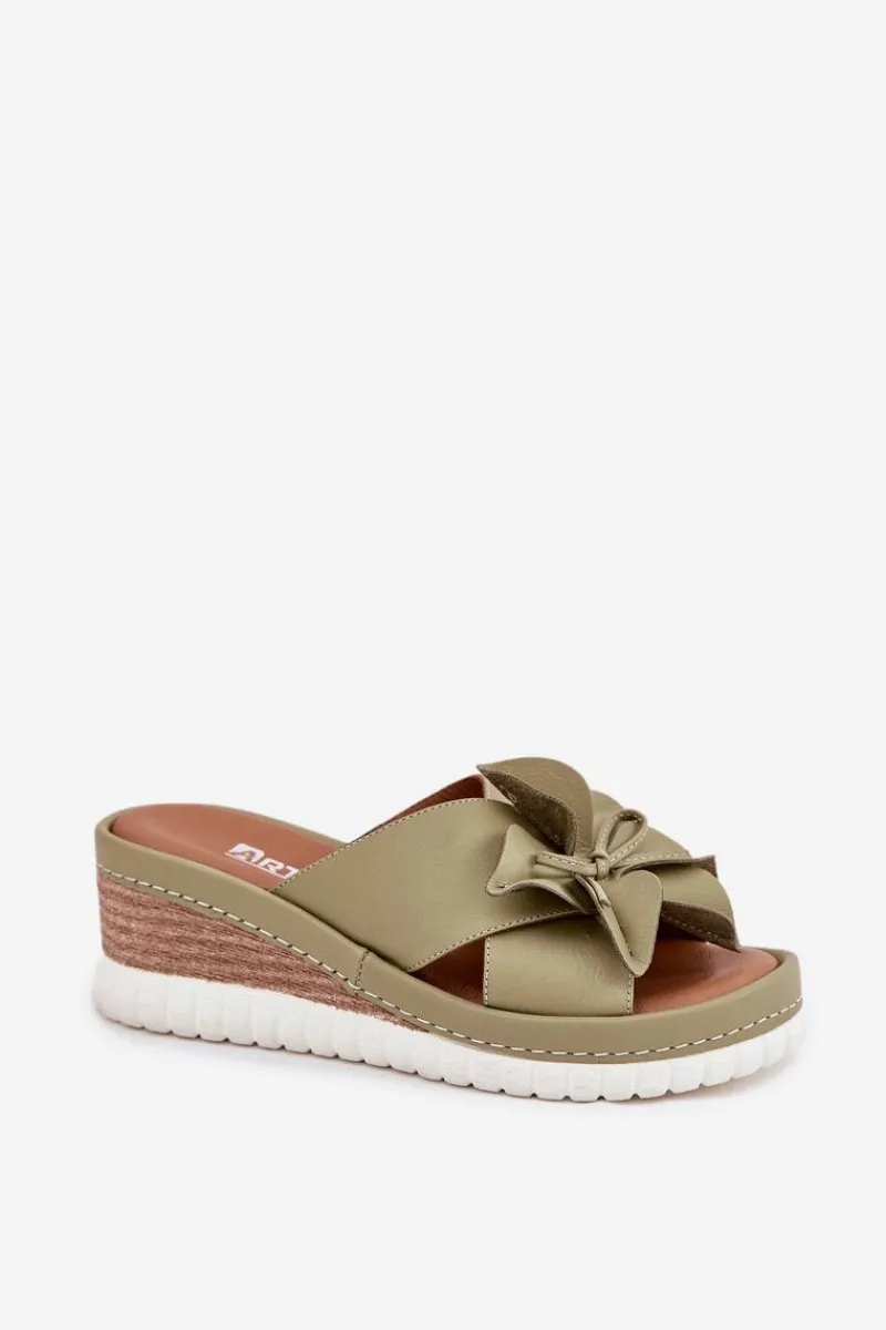 Klapki Na Koturnie|Klapki Damskie Klasyczne>Artiker Skórzane Klapki Damskie Na Koturnie Z Ozdobnym Kwiatem 52C0503 Zielone Zielony