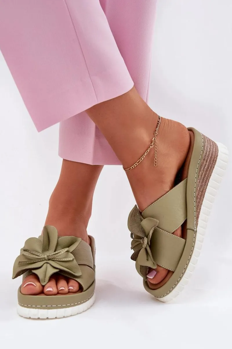 Klapki Na Koturnie|Klapki Damskie Klasyczne>Artiker Skórzane Klapki Damskie Na Koturnie Z Ozdobnym Kwiatem 52C0503 Zielone Zielony