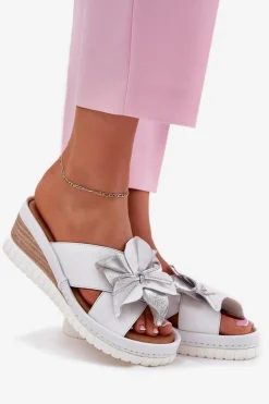 Discount Skórzane Klapki Damskie Na Koturnie Z Ozdobnym Kwiatem 54C0538 Biało-Srebrne Damskie Klapki Na Koturnie|Klapki Damskie Klasyczne